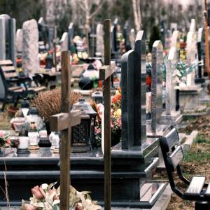 Impreza na krakowskim cmentarzu? Ciężko uwierzyć w to, co zrobili Ci dwaj mężczyźni