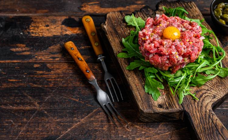 Wycofują to mięso z rynku! Jego spożycie może prowadzić do wystąpienia poważnego zakażenia