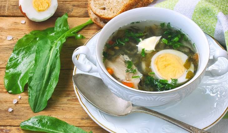 Pomysł na wielkanocny obiad? Sprawdź przepis na zupę jajową ze szczawiem!