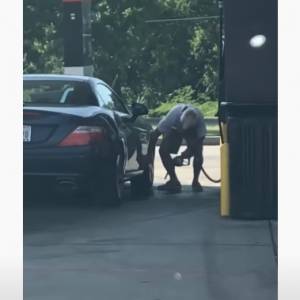 Staruszek pomylił stację benzynową z myjnią?! Mył swój samochód paliwem. Nagranie trafiło do sieci!