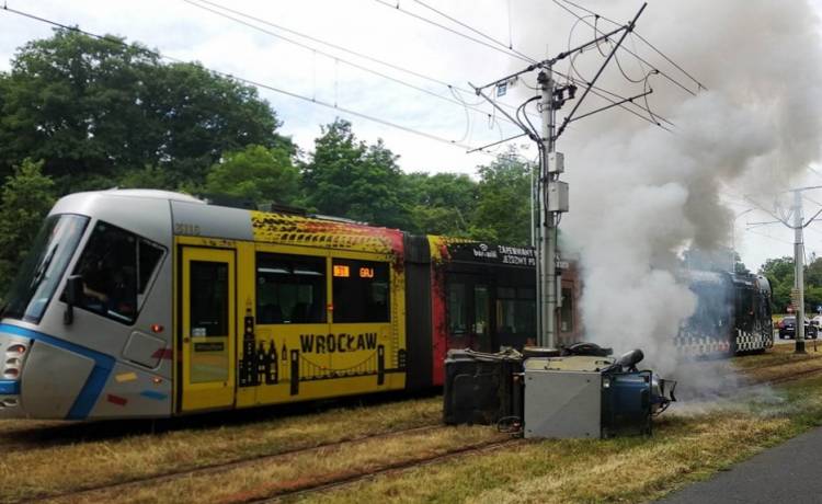 Wrocław. Kolizja tramwaju z kosiarką. Nad torowiskiem uniósł się gęsty dym