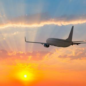 Raperka wyprowadzona przez policję. Nieodpowiedni strój na podróż samolotem?