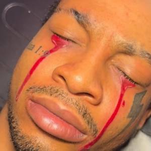 Ten tatuaż na twarzy zaskoczył internautów! Mężczyzna zrobił sobie krwawe łzy [WIDEO]