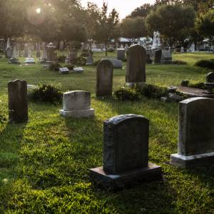 Nieszczęścia, choroby, śmierć. To ściągniesz na siebie, jeśli na cmentarzu zrobisz jedną z tych 4 rzeczy
