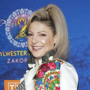 Magdalena Narożna w "sylwestrowych" sukniach. Falbany, róż, białe kozaki: wokalistka Pięknych i Młodych zaszalała z kreacjami! [ZDJĘCIA]