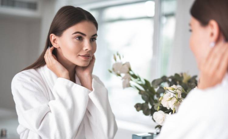 Jak złagodzić podrażnienie po retinolu? Najlepsze sposoby, fot. Shutterstock