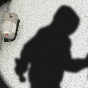 Napadł na sklep z kartonem na głowie. Nie wszystko poszło zgodnie z planem [WIDEO]