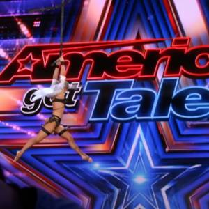 O włos od tragedii? Arcyniebezpieczny i niezwykle zmysłowy występ w "Mam Talent". "Powinna dostać złoty przycisk"! [WIDEO]