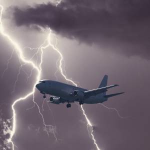 W drzwi samolotu uderzył piorun. Za nimi znajdował się Polak [WIDEO]