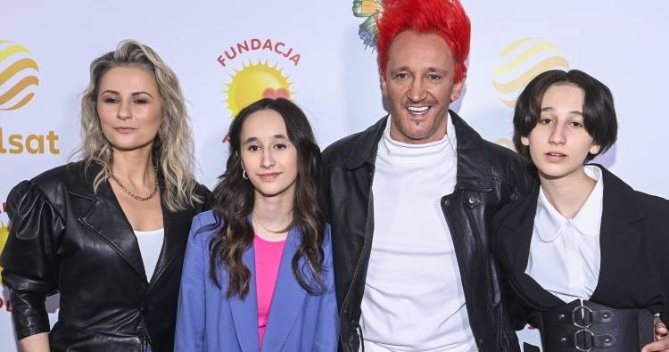 Etiennette Wiśniewska chwyciła za mikrofon, a aparatem zrobiła sobie zdjęcie. Tak wygląda córka Michała Wiśniewskiego i Anny Świątczak! 