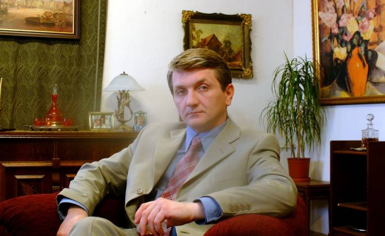 Janusz Tracz z serialu "Plebania" powraca w nowej roli. Jak wygląda dziś Dariusz Kowalski? "Wciąż biznesmeński błysk w oku ma"