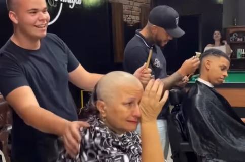 Fryzjerzy ścięli sobie włosy. To gest wsparcia dla chorej na nowotwór klientki [WIDEO]