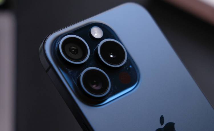 iPhone, fot. Shutterstock/Framesira