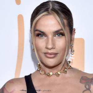 Karolina Gilon odsłania ciało, pozując na... tratwie! "Królowa egzotyki" - komentują internauci [WIDEO]