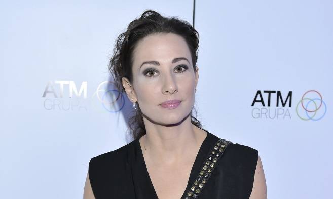 Aleksandra Popławska odsłania ciało: "Śliczne nogi". Nastrojowe zdjęcia znad jeziora trafiły do sieci [FOTO]