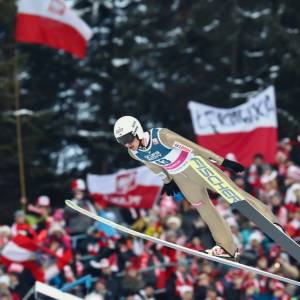 Upadek Piotra Żyły podczas konkursu w Wiśle. Polski skoczek stracił przytomność                                                                                           