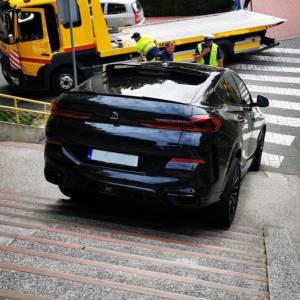 BMW utknęło na schodach. Kuriozalna interwencja chorzowskiej drogówki. Powód jest zaskakujący [FOTO]