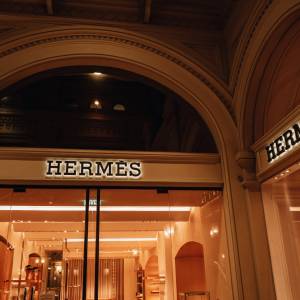 Wieść o niesłychanym geście obiegła cały świat. Teraz miliarder szuka winnych