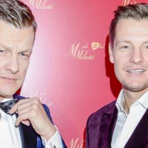 Gwiazda "M jak miłość" doznała kontuzji. Rafał Mroczek tak pozował do nowych zdjęć! 