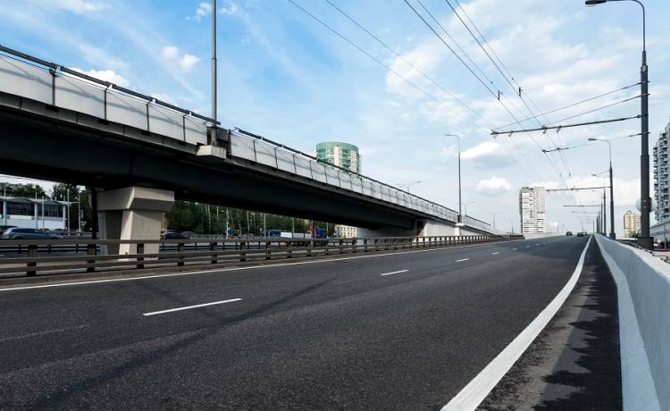 Wjechał pod prąd na autostradę. Nierozważny kierowca spowodował kolizję