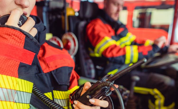 "Samochód na dachu samochodu!" Nietypowy wypadek przed sklepem budowlanym [FOTO]