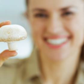 Co zrobić, żeby pieczarki nie puszczały wody i były złociste? Wielu Polaków popełnia ten błąd 