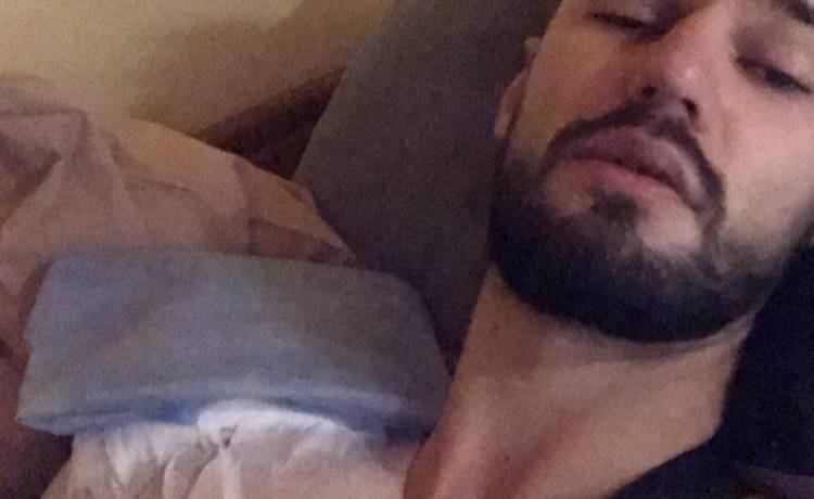 Sebastian z "Hotelu Paradise" w ogniu krytyki. Baluje za datki na leczenie? "Naiwni wpłacali, a typ imprezuje"