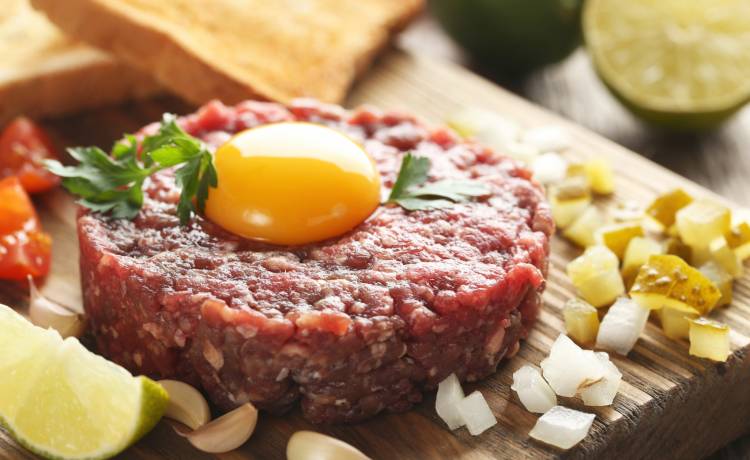 Groźna bakteria w tatarze wołowym. GIS ostrzega przed spożywaniem produktu