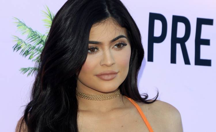 Kylie Jenner w odważnej stylizacji. Celebrytka śmiało prezentuje biust 