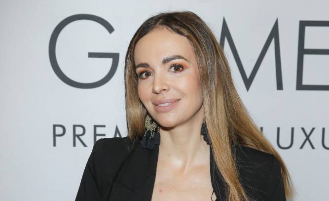 Anna Wendzikowska topless pośród zasp. Mróz jej niestraszny [ZDJĘCIA]