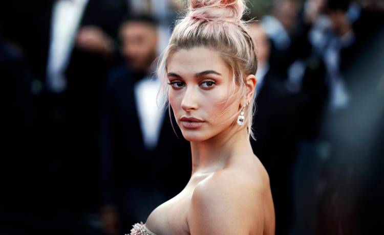 Hailey Bieber odważnie eksponuje biust w kolorowej kreacji. Fani oniemieli: "Jak bogini wychodząca z morza" [FOTO]