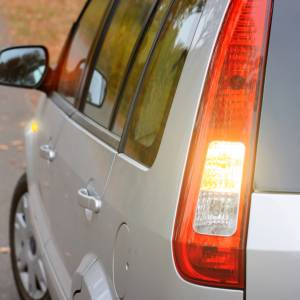 Lewy kierunkowskaz na rondzie. Co mówią przepisy i orzeczenia sądów?