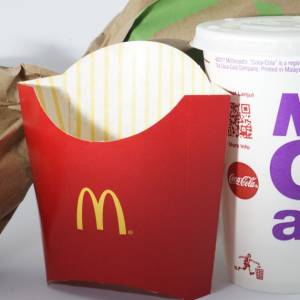 Opakowanie na frytki z McDonald's z "ukrytym" ułatwieniem! Dzięki temu spożywanie posiłku będzie o wiele prostsze  