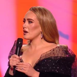 Brit Awards 2022. Adele prezentuje szczupłą sylwetkę w obcisłej kreacji z dekoltem niemal do pępka [FOTO]