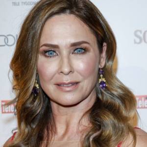 49-letnia gwiazda serialu "Klan" nago. Dorota Naruszewicz zasłania się jedynie gazetą  [ZDJĘCIA]                                                                         