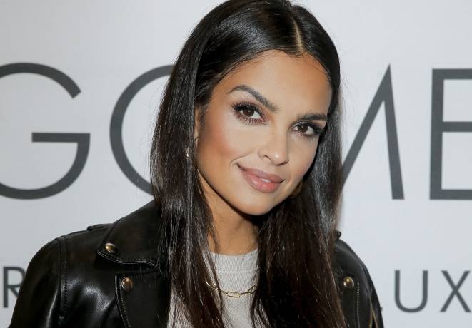 Klaudia El Dursi wyleguje się na leżaku. Modelka zapozowała topless! [ZDJĘCIA]