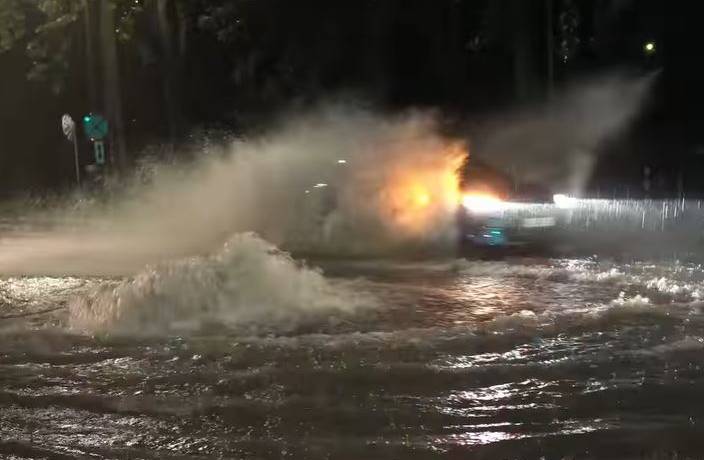 Kraków pod wodą! Nocne oberwanie chmury w stolicy Małopolski [FOTO, WIDEO]