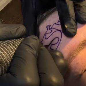 Wytatuował na czole napis "Shrek". Internauci nie mają litości [WIDEO]