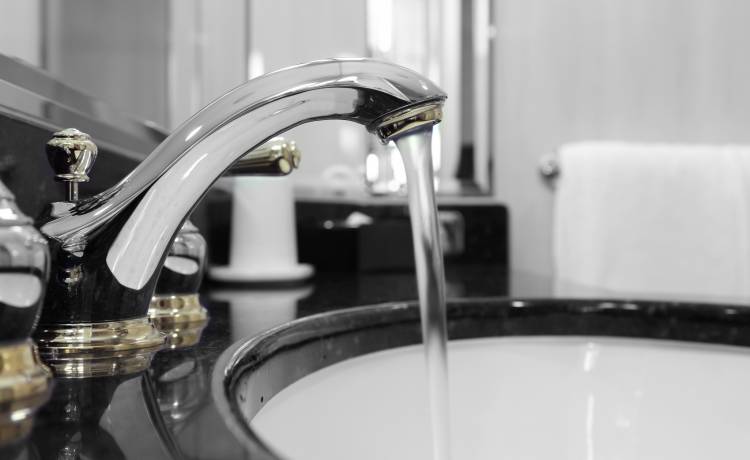 Zemścili się, gdy nie mogli odwołać rezerwacji noclegu. Para zużyła 120 ton wody