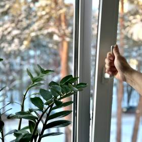 Dlatego warto wietrzyć mieszkanie zimą. Jak to robić, by nie wychłodzić domu?