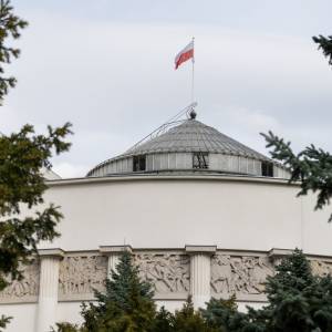 Straciła 10 tys. złotych. Oszust podszył się pod parlamentarzystę