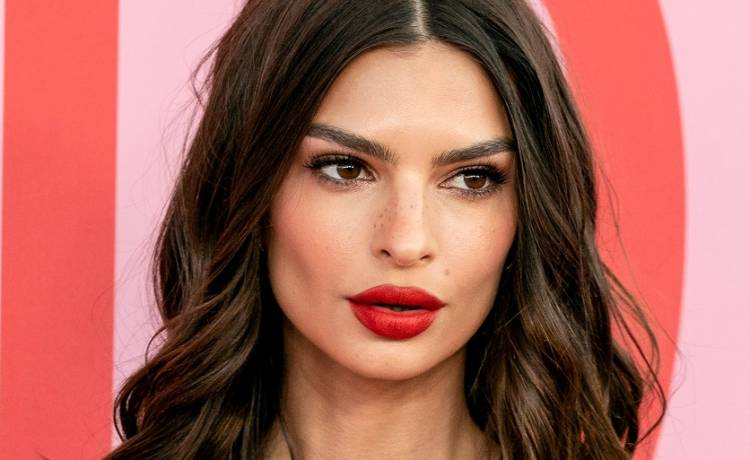  Emily Ratajkowski przedstawia się po polsku i uczy fanów poprawnej wymowy