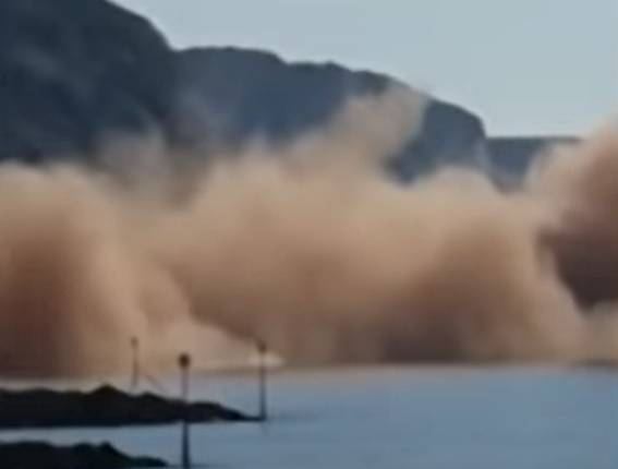 Spokój plażowiczów został zakłócony przez spadający klif. Wszystko zostało nagrane! [WIDEO]