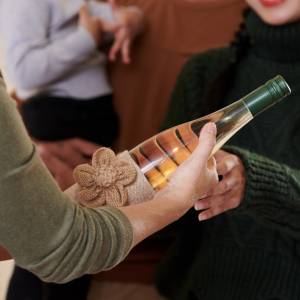 Co kupić idąc w gości? Nie dawaj w prezencie wina