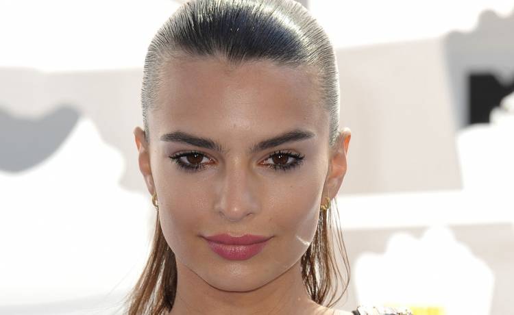 Emily Ratajkowski w mini bikini. Fanów oburza jeden fakt [FOTO]