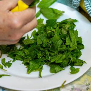 To starożytne zioło zwalcza wzdęcia i obrzęki. Jest łatwo dostępne!