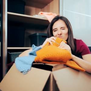 Dlaczego ubrania brzydko pachną? Włóż to do szafy, a problem zniknie