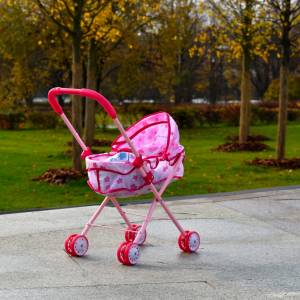 4-letnia dziewczynka wyrzuciła przez okno wózek dziecięcy. Trafiła nim w 64-latka