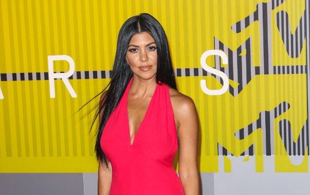 Najstarsza z sióstr Kardashian jest w czwartej ciąży? Kourtney w skąpnym bikini! 