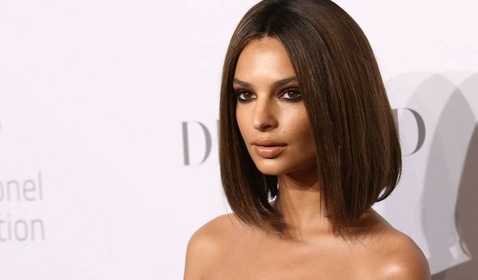 Emily Ratajkowski reklamuje bieliznę w osiedlowym sklepie [ZDJĘCIA]                                       